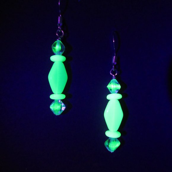 Uranium glass bead earrings - Picture 4 of 11